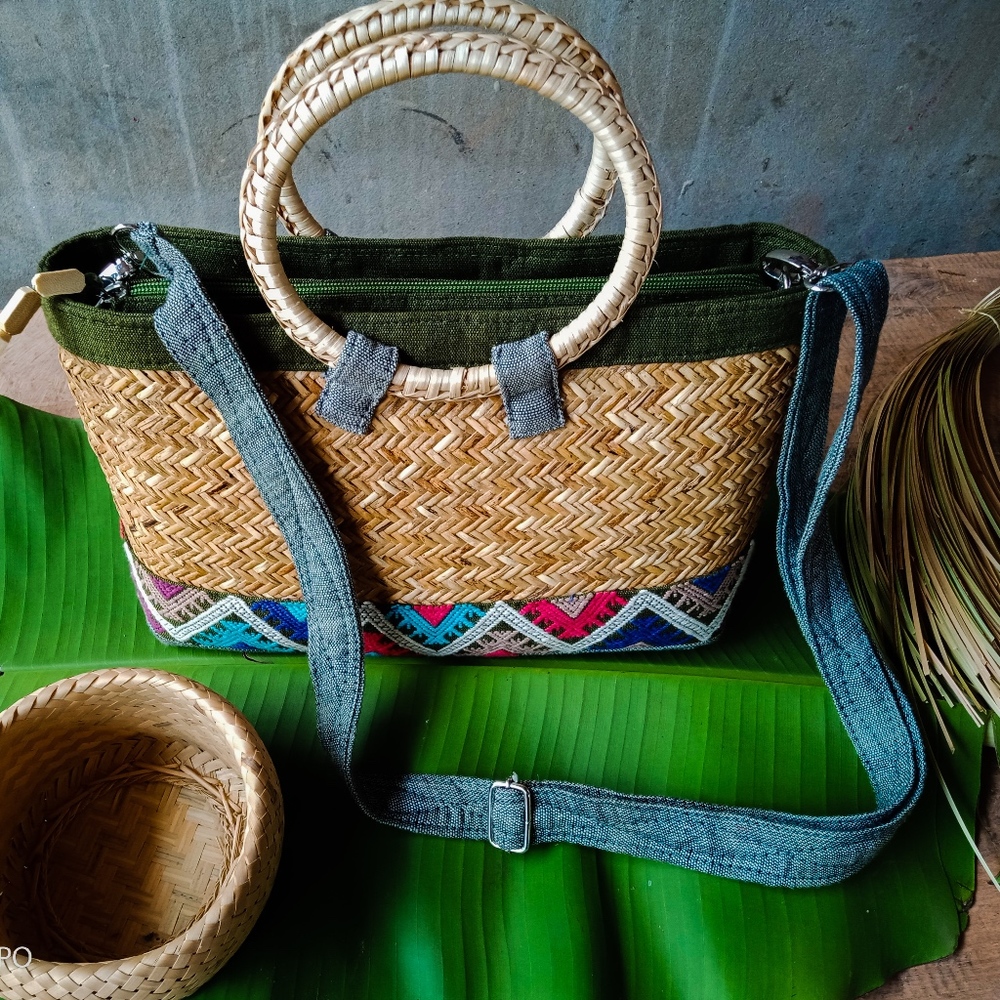 Handwoven Rattan Purse with Intricate Pattern - Picture 2 of 2